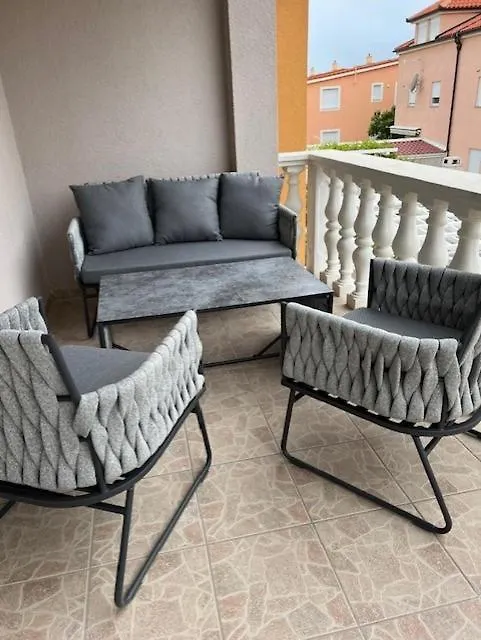 Apartments Nea 0*, Vir