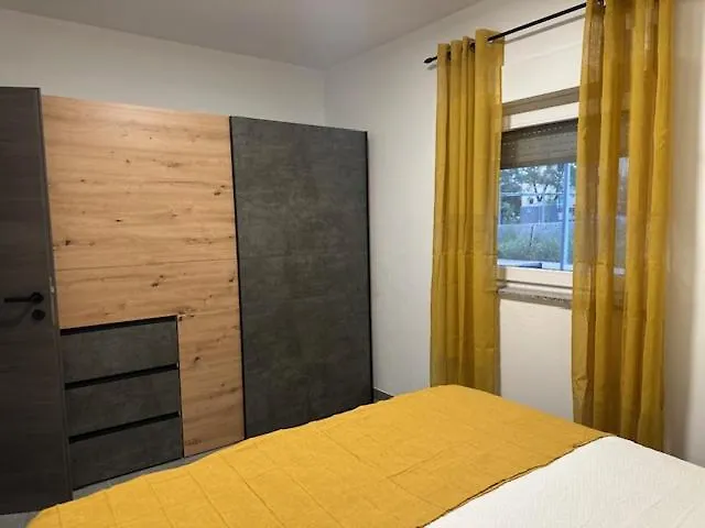 Apartments Nea 0*, Vir
